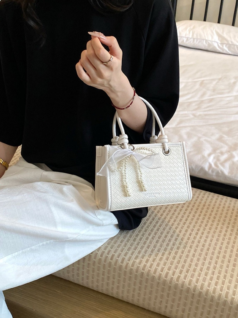 Elegant Bow Pearl Embellished Crossbody Bag - Picture 4 of 8